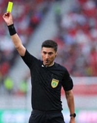 鲁沪大战争议判罚！马纳法手球逃点，媒体人：麦麦提江看都不看