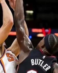 游戏直播-巴特勒完美防守双杀布克 热火主场三连胜重回正轨